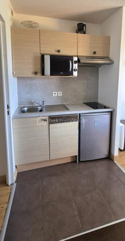 🏔️✨ APPARTEMENT T2 – SKIS AUX PIEDS – LA FOUX D’ALLOS – ESPACE LUMIÈRE
Au cœur de La Foux d’Allos, dans le prestigieux domaine skiable Espace Lumière (plus grand domaine des Alpes du Sud), découvrez ce bel appartement T2 d’environ 31 m², idéalement situé avec départ skis aux pieds et bénéficiant d’une vue panoramique exceptionnelle sur toute la station. ⛷️🌄
Situé dans le Val d’Allos, aux portes du Parc National du Mercantour et à proximité des sources du Verdon, ce bien offre un cadre naturel privilégié, été comme hiver. 🌿❄️
________________________________________
✨ DESCRIPTIF DU BIEN
•	Type : Appartement T2 
•	Surface : environ 31 m² 
•	Exposition : Sud / Est ☀️ En Angle de résidence
•	Capacité : 4 personnes, idéale pour séjour montagne 
Agencement :
•	🛋️ Salon / séjour lumineux, 
•	🍽️ Coin cuisine équipée, 
•	🛏️ 1 chambre, 
•	🛁 Salle de bains, 
•	🚽 WC séparés. 
________________________________________
🌄 EXTÉRIEUR
•	🌞 Terrasse d’environ 15 m² 
•	Vue panoramique imprenable sur la station et les montagnes
Un véritable atout pour profiter pleinement de l’environnement alpin. 
________________________________________
🎿 CONFORT & ÉQUIPEMENTS
•	✔️ Vendu meublé et entièrement équipé 🧳 
•	🎿 Casier à skis 
•	🚗 Place de stationnement privative en parking extérieur________________________________________
📍 EMPLACEMENT IDÉAL
•	⛷️ Départ skis aux pieds, 
•	🏔️ Domaine Espace Lumière (La Foux d’Allos / Praloup), 
•	🚵‍♂️ Station dynamique été / hiver (ski, VTT, randonnée, nature), 
•	🌿 À proximité du Parc National du Mercantour et des Gorges du Verdon. 
________________________________________
⭐ LES + QUI FONT LA DIFFÉRENCE
•	Emplacement exceptionnel en pied de pistes 
•	Vue panoramique unique 
•	Terrasse spacieuse 
•	Parking privatif 
•	Appartement clé en main 
________________________________________
✨ Un bien idéal pour un pied-à-terre à la montagne ou un investissement locatif de qualité
🛑 À voir absolument !
📞 Contactez-moi dès maintenant pour organiser une visite (disponible du lundi au samedi) 😊
