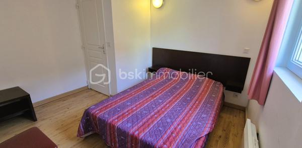 🏔️✨ APPARTEMENT T2 – SKIS AUX PIEDS – LA FOUX D’ALLOS – ESPACE LUMIÈRE
Au cœur de La Foux d’Allos, dans le prestigieux domaine skiable Espace Lumière (plus grand domaine des Alpes du Sud), découvrez ce bel appartement T2 d’environ 31 m², idéalement situé avec départ skis aux pieds et bénéficiant d’une vue panoramique exceptionnelle sur toute la station. ⛷️🌄
Situé dans le Val d’Allos, aux portes du Parc National du Mercantour et à proximité des sources du Verdon, ce bien offre un cadre naturel privilégié, été comme hiver. 🌿❄️
________________________________________
✨ DESCRIPTIF DU BIEN
•	Type : Appartement T2 
•	Surface : environ 31 m² 
•	Exposition : Sud / Est ☀️ En Angle de résidence
•	Capacité : 4 personnes, idéale pour séjour montagne 
Agencement :
•	🛋️ Salon / séjour lumineux, 
•	🍽️ Coin cuisine équipée, 
•	🛏️ 1 chambre, 
•	🛁 Salle de bains, 
•	🚽 WC séparés. 
________________________________________
🌄 EXTÉRIEUR
•	🌞 Terrasse d’environ 15 m² 
•	Vue panoramique imprenable sur la station et les montagnes
Un véritable atout pour profiter pleinement de l’environnement alpin. 
________________________________________
🎿 CONFORT & ÉQUIPEMENTS
•	✔️ Vendu meublé et entièrement équipé 🧳 
•	🎿 Casier à skis 
•	🚗 Place de stationnement privative en parking extérieur________________________________________
📍 EMPLACEMENT IDÉAL
•	⛷️ Départ skis aux pieds, 
•	🏔️ Domaine Espace Lumière (La Foux d’Allos / Praloup), 
•	🚵‍♂️ Station dynamique été / hiver (ski, VTT, randonnée, nature), 
•	🌿 À proximité du Parc National du Mercantour et des Gorges du Verdon. 
________________________________________
⭐ LES + QUI FONT LA DIFFÉRENCE
•	Emplacement exceptionnel en pied de pistes 
•	Vue panoramique unique 
•	Terrasse spacieuse 
•	Parking privatif 
•	Appartement clé en main 
________________________________________
✨ Un bien idéal pour un pied-à-terre à la montagne ou un investissement locatif de qualité
🛑 À voir absolument !
📞 Contactez-moi dès maintenant pour organiser une visite (disponible du lundi au samedi) 😊
