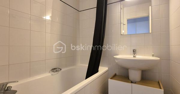🏔️✨ APPARTEMENT T2 – SKIS AUX PIEDS – LA FOUX D’ALLOS – ESPACE LUMIÈRE
Au cœur de La Foux d’Allos, dans le prestigieux domaine skiable Espace Lumière (plus grand domaine des Alpes du Sud), découvrez ce bel appartement T2 d’environ 31 m², idéalement situé avec départ skis aux pieds et bénéficiant d’une vue panoramique exceptionnelle sur toute la station. ⛷️🌄
Situé dans le Val d’Allos, aux portes du Parc National du Mercantour et à proximité des sources du Verdon, ce bien offre un cadre naturel privilégié, été comme hiver. 🌿❄️
________________________________________
✨ DESCRIPTIF DU BIEN
•	Type : Appartement T2 
•	Surface : environ 31 m² 
•	Exposition : Sud / Est ☀️ En Angle de résidence
•	Capacité : 4 personnes, idéale pour séjour montagne 
Agencement :
•	🛋️ Salon / séjour lumineux, 
•	🍽️ Coin cuisine équipée, 
•	🛏️ 1 chambre, 
•	🛁 Salle de bains, 
•	🚽 WC séparés. 
________________________________________
🌄 EXTÉRIEUR
•	🌞 Terrasse d’environ 15 m² 
•	Vue panoramique imprenable sur la station et les montagnes
Un véritable atout pour profiter pleinement de l’environnement alpin. 
________________________________________
🎿 CONFORT & ÉQUIPEMENTS
•	✔️ Vendu meublé et entièrement équipé 🧳 
•	🎿 Casier à skis 
•	🚗 Place de stationnement privative en parking extérieur________________________________________
📍 EMPLACEMENT IDÉAL
•	⛷️ Départ skis aux pieds, 
•	🏔️ Domaine Espace Lumière (La Foux d’Allos / Praloup), 
•	🚵‍♂️ Station dynamique été / hiver (ski, VTT, randonnée, nature), 
•	🌿 À proximité du Parc National du Mercantour et des Gorges du Verdon. 
________________________________________
⭐ LES + QUI FONT LA DIFFÉRENCE
•	Emplacement exceptionnel en pied de pistes 
•	Vue panoramique unique 
•	Terrasse spacieuse 
•	Parking privatif 
•	Appartement clé en main 
________________________________________
✨ Un bien idéal pour un pied-à-terre à la montagne ou un investissement locatif de qualité
🛑 À voir absolument !
📞 Contactez-moi dès maintenant pour organiser une visite (disponible du lundi au samedi) 😊