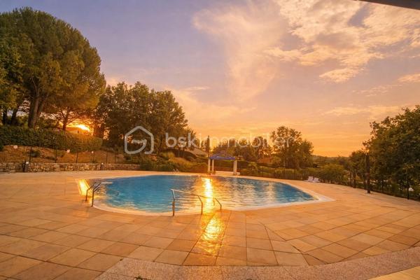 Votre conseillère Fabienne RIGAUD – BSK Immobilier vous présente ce charmant Mazet provençal 3 pièces d’environ 40 m², situé au sein d’un domaine fermé et sécurisé très recherché à Tourrettes.

Dans un environnement calme et verdoyant, découvrez cette jolie maison mitoyenne entièrement rénovée avec goût, offrant un cadre de vie paisible et fonctionnel.

Idéale pour une résidence principale, un pied-à-terre ou une résidence secondaire, cette maison vous séduira par son confort et son emplacement privilégié commerces à pieds. Vous n’aurez plus qu’à poser vos valises.

Description du bien :
Séjour lumineux avec accès direct sur terrasse et jardin
Cuisine ouverte sur le séjour
Une chambre avec rangement
Salle d’eau avec WC
Une Mezzanine de 14 m2 offrant un espace supplémentaire chambre ou bureau 

Extérieur et domaine :
Vous profiterez d’un jardin privatif sans vis-à-vis, avec un cabanon pour stockage.

Le domaine sécurisé avec portail électrique propose de nombreux équipements :
Piscine
Terrain de tennis
Table de ping-pong
Terrain de basket
Aire de jeux
Stationnement réservé 


Les atouts :
Rénové avec goût
Climatisation réversible
Double vitrage
Jardin privatif sans vis-à-vis
Domaine sécurisé avec nombreux équipements
Idéal premier achat ou résidence secondaire
Vous bénéficiez d'une connexion Internet haut débit grâce au Wi-Fi et à la fibre. 
Un bien clé en main dans un cadre privilégié.
Ce Mazet plein de charme offre une qualité de vie rare dans un domaine recherché de Tourrettes. Un véritable havre de paix où petits et grands pourront profiter pleinement des espaces extérieurs et des nombreuses activités proposées.

Une visite s’impose pour découvrir tout son potentiel.

Contactez Fabienne RIGAUD – BSK Immobilier au 06 60 81 38 06 ou par mail : f.rigaud@bskimmobilier.com