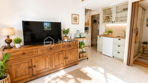Votre conseillère Fabienne RIGAUD – BSK Immobilier vous présente ce charmant Mazet provençal 3 pièces d’environ 40 m², situé au sein d’un domaine fermé et sécurisé très recherché à Tourrettes.

Dans un environnement calme et verdoyant, découvrez cette jolie maison mitoyenne entièrement rénovée avec goût, offrant un cadre de vie paisible et fonctionnel.

Idéale pour une résidence principale, un pied-à-terre ou une résidence secondaire, cette maison vous séduira par son confort et son emplacement privilégié commerces à pieds. Vous n’aurez plus qu’à poser vos valises.

Description du bien :
Séjour lumineux avec accès direct sur terrasse et jardin
Cuisine ouverte sur le séjour
Une chambre avec rangement
Salle d’eau avec WC
Une Mezzanine de 14 m2 offrant un espace supplémentaire chambre ou bureau 

Extérieur et domaine :
Vous profiterez d’un jardin privatif sans vis-à-vis, avec un cabanon pour stockage.

Le domaine sécurisé avec portail électrique propose de nombreux équipements :
Piscine
Terrain de tennis
Table de ping-pong
Terrain de basket
Aire de jeux
Stationnement réservé 


Les atouts :
Rénové avec goût
Climatisation réversible
Double vitrage
Jardin privatif sans vis-à-vis
Domaine sécurisé avec nombreux équipements
Idéal premier achat ou résidence secondaire
Vous bénéficiez d'une connexion Internet haut débit grâce au Wi-Fi et à la fibre. 
Un bien clé en main dans un cadre privilégié.
Ce Mazet plein de charme offre une qualité de vie rare dans un domaine recherché de Tourrettes. Un véritable havre de paix où petits et grands pourront profiter pleinement des espaces extérieurs et des nombreuses activités proposées.

Une visite s’impose pour découvrir tout son potentiel.

Contactez Fabienne RIGAUD – BSK Immobilier au 06 60 81 38 06 ou par mail : f.rigaud@bskimmobilier.com