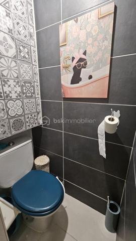 Votre conseillère Fabienne RIGAUD – BSK Immobilier vous présente ce charmant Mazet provençal 3 pièces d’environ 40 m², situé au sein d’un domaine fermé et sécurisé très recherché à Tourrettes.

Dans un environnement calme et verdoyant, découvrez cette jolie maison mitoyenne entièrement rénovée avec goût, offrant un cadre de vie paisible et fonctionnel.

Idéale pour une résidence principale, un pied-à-terre ou une résidence secondaire, cette maison vous séduira par son confort et son emplacement privilégié commerces à pieds. Vous n’aurez plus qu’à poser vos valises.

Description du bien :
Séjour lumineux avec accès direct sur terrasse et jardin
Cuisine ouverte sur le séjour
Une chambre avec rangement
Salle d’eau avec WC
Une Mezzanine de 14 m2 offrant un espace supplémentaire chambre ou bureau 

Extérieur et domaine :
Vous profiterez d’un jardin privatif sans vis-à-vis, avec un cabanon pour stockage.

Le domaine sécurisé avec portail électrique propose de nombreux équipements :
Piscine
Terrain de tennis
Table de ping-pong
Terrain de basket
Aire de jeux
Stationnement réservé 


Les atouts :
Rénové avec goût
Climatisation réversible
Double vitrage
Jardin privatif sans vis-à-vis
Domaine sécurisé avec nombreux équipements
Idéal premier achat ou résidence secondaire
Vous bénéficiez d'une connexion Internet haut débit grâce au Wi-Fi et à la fibre. 
Un bien clé en main dans un cadre privilégié.
Ce Mazet plein de charme offre une qualité de vie rare dans un domaine recherché de Tourrettes. Un véritable havre de paix où petits et grands pourront profiter pleinement des espaces extérieurs et des nombreuses activités proposées.

Une visite s’impose pour découvrir tout son potentiel.

Contactez Fabienne RIGAUD – BSK Immobilier au 06 60 81 38 06 ou par mail : f.rigaud@bskimmobilier.com