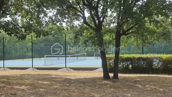 Votre conseillère Fabienne RIGAUD – BSK Immobilier vous présente ce charmant Mazet provençal 3 pièces d’environ 40 m², situé au sein d’un domaine fermé et sécurisé très recherché à Tourrettes.

Dans un environnement calme et verdoyant, découvrez cette jolie maison mitoyenne entièrement rénovée avec goût, offrant un cadre de vie paisible et fonctionnel.

Idéale pour une résidence principale, un pied-à-terre ou une résidence secondaire, cette maison vous séduira par son confort et son emplacement privilégié commerces à pieds. Vous n’aurez plus qu’à poser vos valises.

Description du bien :
Séjour lumineux avec accès direct sur terrasse et jardin
Cuisine ouverte sur le séjour
Une chambre avec rangement
Salle d’eau avec WC
Une Mezzanine de 14 m2 offrant un espace supplémentaire chambre ou bureau 

Extérieur et domaine :
Vous profiterez d’un jardin privatif sans vis-à-vis, avec un cabanon pour stockage.

Le domaine sécurisé avec portail électrique propose de nombreux équipements :
Piscine
Terrain de tennis
Table de ping-pong
Terrain de basket
Aire de jeux
Stationnement réservé 


Les atouts :
Rénové avec goût
Climatisation réversible
Double vitrage
Jardin privatif sans vis-à-vis
Domaine sécurisé avec nombreux équipements
Idéal premier achat ou résidence secondaire
Vous bénéficiez d'une connexion Internet haut débit grâce au Wi-Fi et à la fibre. 
Un bien clé en main dans un cadre privilégié.
Ce Mazet plein de charme offre une qualité de vie rare dans un domaine recherché de Tourrettes. Un véritable havre de paix où petits et grands pourront profiter pleinement des espaces extérieurs et des nombreuses activités proposées.

Une visite s’impose pour découvrir tout son potentiel.

Contactez Fabienne RIGAUD – BSK Immobilier au 06 60 81 38 06 ou par mail : f.rigaud@bskimmobilier.com