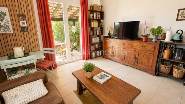 Votre conseillère Fabienne RIGAUD – BSK Immobilier vous présente ce charmant Mazet provençal 3 pièces d’environ 40 m², situé au sein d’un domaine fermé et sécurisé très recherché à Tourrettes.

Dans un environnement calme et verdoyant, découvrez cette jolie maison mitoyenne entièrement rénovée avec goût, offrant un cadre de vie paisible et fonctionnel.

Idéale pour une résidence principale, un pied-à-terre ou une résidence secondaire, cette maison vous séduira par son confort et son emplacement privilégié commerces à pieds. Vous n’aurez plus qu’à poser vos valises.

Description du bien :
Séjour lumineux avec accès direct sur terrasse et jardin
Cuisine ouverte sur le séjour
Une chambre avec rangement
Salle d’eau avec WC
Une Mezzanine de 14 m2 offrant un espace supplémentaire chambre ou bureau 

Extérieur et domaine :
Vous profiterez d’un jardin privatif sans vis-à-vis, avec un cabanon pour stockage.

Le domaine sécurisé avec portail électrique propose de nombreux équipements :
Piscine
Terrain de tennis
Table de ping-pong
Terrain de basket
Aire de jeux
Stationnement réservé 


Les atouts :
Rénové avec goût
Climatisation réversible
Double vitrage
Jardin privatif sans vis-à-vis
Domaine sécurisé avec nombreux équipements
Idéal premier achat ou résidence secondaire
Vous bénéficiez d'une connexion Internet haut débit grâce au Wi-Fi et à la fibre. 
Un bien clé en main dans un cadre privilégié.
Ce Mazet plein de charme offre une qualité de vie rare dans un domaine recherché de Tourrettes. Un véritable havre de paix où petits et grands pourront profiter pleinement des espaces extérieurs et des nombreuses activités proposées.

Une visite s’impose pour découvrir tout son potentiel.

Contactez Fabienne RIGAUD – BSK Immobilier au 06 60 81 38 06 ou par mail : f.rigaud@bskimmobilier.com
