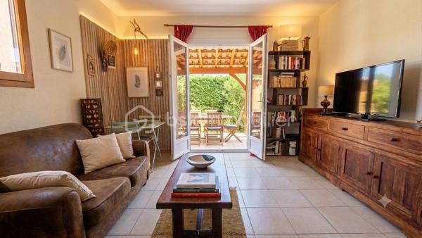Votre conseillère Fabienne RIGAUD – BSK Immobilier vous présente ce charmant Mazet provençal 3 pièces d’environ 40 m², situé au sein d’un domaine fermé et sécurisé très recherché à Tourrettes.

Dans un environnement calme et verdoyant, découvrez cette jolie maison mitoyenne entièrement rénovée avec goût, offrant un cadre de vie paisible et fonctionnel.

Idéale pour une résidence principale, un pied-à-terre ou une résidence secondaire, cette maison vous séduira par son confort et son emplacement privilégié commerces à pieds. Vous n’aurez plus qu’à poser vos valises.

Description du bien :
Séjour lumineux avec accès direct sur terrasse et jardin
Cuisine ouverte sur le séjour
Une chambre avec rangement
Salle d’eau avec WC
Une Mezzanine de 14 m2 offrant un espace supplémentaire chambre ou bureau 

Extérieur et domaine :
Vous profiterez d’un jardin privatif sans vis-à-vis, avec un cabanon pour stockage.

Le domaine sécurisé avec portail électrique propose de nombreux équipements :
Piscine
Terrain de tennis
Table de ping-pong
Terrain de basket
Aire de jeux
Stationnement réservé 


Les atouts :
Rénové avec goût
Climatisation réversible
Double vitrage
Jardin privatif sans vis-à-vis
Domaine sécurisé avec nombreux équipements
Idéal premier achat ou résidence secondaire
Vous bénéficiez d'une connexion Internet haut débit grâce au Wi-Fi et à la fibre. 
Un bien clé en main dans un cadre privilégié.
Ce Mazet plein de charme offre une qualité de vie rare dans un domaine recherché de Tourrettes. Un véritable havre de paix où petits et grands pourront profiter pleinement des espaces extérieurs et des nombreuses activités proposées.

Une visite s’impose pour découvrir tout son potentiel.

Contactez Fabienne RIGAUD – BSK Immobilier au 06 60 81 38 06 ou par mail : f.rigaud@bskimmobilier.com