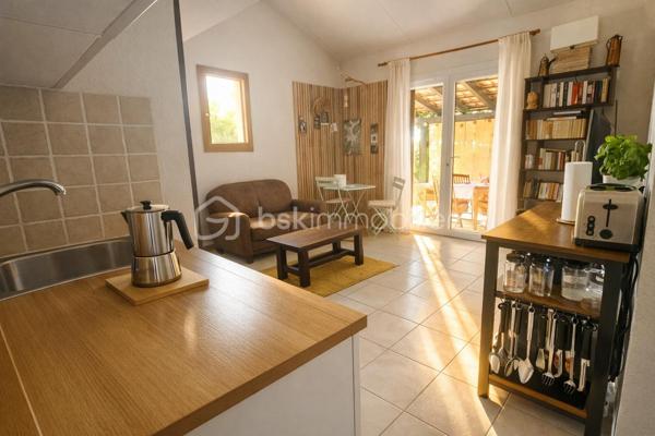 Votre conseillère Fabienne RIGAUD – BSK Immobilier vous présente ce charmant Mazet provençal 3 pièces d’environ 40 m², situé au sein d’un domaine fermé et sécurisé très recherché à Tourrettes.

Dans un environnement calme et verdoyant, découvrez cette jolie maison mitoyenne entièrement rénovée avec goût, offrant un cadre de vie paisible et fonctionnel.

Idéale pour une résidence principale, un pied-à-terre ou une résidence secondaire, cette maison vous séduira par son confort et son emplacement privilégié commerces à pieds. Vous n’aurez plus qu’à poser vos valises.

Description du bien :
Séjour lumineux avec accès direct sur terrasse et jardin
Cuisine ouverte sur le séjour
Une chambre avec rangement
Salle d’eau avec WC
Une Mezzanine de 14 m2 offrant un espace supplémentaire chambre ou bureau 

Extérieur et domaine :
Vous profiterez d’un jardin privatif sans vis-à-vis, avec un cabanon pour stockage.

Le domaine sécurisé avec portail électrique propose de nombreux équipements :
Piscine
Terrain de tennis
Table de ping-pong
Terrain de basket
Aire de jeux
Stationnement réservé 


Les atouts :
Rénové avec goût
Climatisation réversible
Double vitrage
Jardin privatif sans vis-à-vis
Domaine sécurisé avec nombreux équipements
Idéal premier achat ou résidence secondaire
Vous bénéficiez d'une connexion Internet haut débit grâce au Wi-Fi et à la fibre. 
Un bien clé en main dans un cadre privilégié.
Ce Mazet plein de charme offre une qualité de vie rare dans un domaine recherché de Tourrettes. Un véritable havre de paix où petits et grands pourront profiter pleinement des espaces extérieurs et des nombreuses activités proposées.

Une visite s’impose pour découvrir tout son potentiel.

Contactez Fabienne RIGAUD – BSK Immobilier au 06 60 81 38 06 ou par mail : f.rigaud@bskimmobilier.com