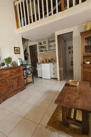 Votre conseillère Fabienne RIGAUD – BSK Immobilier vous présente ce charmant Mazet provençal 3 pièces d’environ 40 m², situé au sein d’un domaine fermé et sécurisé très recherché à Tourrettes.

Dans un environnement calme et verdoyant, découvrez cette jolie maison mitoyenne entièrement rénovée avec goût, offrant un cadre de vie paisible et fonctionnel.

Idéale pour une résidence principale, un pied-à-terre ou une résidence secondaire, cette maison vous séduira par son confort et son emplacement privilégié commerces à pieds. Vous n’aurez plus qu’à poser vos valises.

Description du bien :
Séjour lumineux avec accès direct sur terrasse et jardin
Cuisine ouverte sur le séjour
Une chambre avec rangement
Salle d’eau avec WC
Une Mezzanine de 14 m2 offrant un espace supplémentaire chambre ou bureau 

Extérieur et domaine :
Vous profiterez d’un jardin privatif sans vis-à-vis, avec un cabanon pour stockage.

Le domaine sécurisé avec portail électrique propose de nombreux équipements :
Piscine
Terrain de tennis
Table de ping-pong
Terrain de basket
Aire de jeux
Stationnement réservé 


Les atouts :
Rénové avec goût
Climatisation réversible
Double vitrage
Jardin privatif sans vis-à-vis
Domaine sécurisé avec nombreux équipements
Idéal premier achat ou résidence secondaire
Vous bénéficiez d'une connexion Internet haut débit grâce au Wi-Fi et à la fibre. 
Un bien clé en main dans un cadre privilégié.
Ce Mazet plein de charme offre une qualité de vie rare dans un domaine recherché de Tourrettes. Un véritable havre de paix où petits et grands pourront profiter pleinement des espaces extérieurs et des nombreuses activités proposées.

Une visite s’impose pour découvrir tout son potentiel.

Contactez Fabienne RIGAUD – BSK Immobilier au 06 60 81 38 06 ou par mail : f.rigaud@bskimmobilier.com