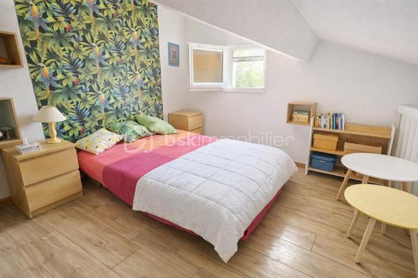 Votre conseillère Fabienne RIGAUD – BSK Immobilier vous présente ce charmant Mazet provençal 3 pièces d’environ 40 m², situé au sein d’un domaine fermé et sécurisé très recherché à Tourrettes.

Dans un environnement calme et verdoyant, découvrez cette jolie maison mitoyenne entièrement rénovée avec goût, offrant un cadre de vie paisible et fonctionnel.

Idéale pour une résidence principale, un pied-à-terre ou une résidence secondaire, cette maison vous séduira par son confort et son emplacement privilégié commerces à pieds. Vous n’aurez plus qu’à poser vos valises.

Description du bien :
Séjour lumineux avec accès direct sur terrasse et jardin
Cuisine ouverte sur le séjour
Une chambre avec rangement
Salle d’eau avec WC
Une Mezzanine de 14 m2 offrant un espace supplémentaire chambre ou bureau 

Extérieur et domaine :
Vous profiterez d’un jardin privatif sans vis-à-vis, avec un cabanon pour stockage.

Le domaine sécurisé avec portail électrique propose de nombreux équipements :
Piscine
Terrain de tennis
Table de ping-pong
Terrain de basket
Aire de jeux
Stationnement réservé 


Les atouts :
Rénové avec goût
Climatisation réversible
Double vitrage
Jardin privatif sans vis-à-vis
Domaine sécurisé avec nombreux équipements
Idéal premier achat ou résidence secondaire
Vous bénéficiez d'une connexion Internet haut débit grâce au Wi-Fi et à la fibre. 
Un bien clé en main dans un cadre privilégié.
Ce Mazet plein de charme offre une qualité de vie rare dans un domaine recherché de Tourrettes. Un véritable havre de paix où petits et grands pourront profiter pleinement des espaces extérieurs et des nombreuses activités proposées.

Une visite s’impose pour découvrir tout son potentiel.

Contactez Fabienne RIGAUD – BSK Immobilier au 06 60 81 38 06 ou par mail : f.rigaud@bskimmobilier.com