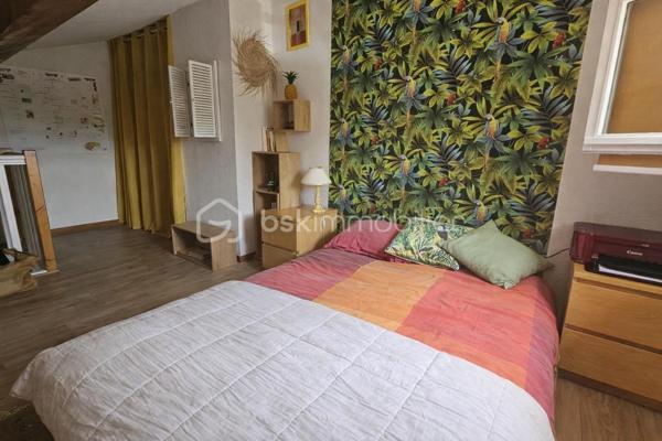 Votre conseillère Fabienne RIGAUD – BSK Immobilier vous présente ce charmant Mazet provençal 3 pièces d’environ 40 m², situé au sein d’un domaine fermé et sécurisé très recherché à Tourrettes.

Dans un environnement calme et verdoyant, découvrez cette jolie maison mitoyenne entièrement rénovée avec goût, offrant un cadre de vie paisible et fonctionnel.

Idéale pour une résidence principale, un pied-à-terre ou une résidence secondaire, cette maison vous séduira par son confort et son emplacement privilégié commerces à pieds. Vous n’aurez plus qu’à poser vos valises.

Description du bien :
Séjour lumineux avec accès direct sur terrasse et jardin
Cuisine ouverte sur le séjour
Une chambre avec rangement
Salle d’eau avec WC
Une Mezzanine de 14 m2 offrant un espace supplémentaire chambre ou bureau 

Extérieur et domaine :
Vous profiterez d’un jardin privatif sans vis-à-vis, avec un cabanon pour stockage.

Le domaine sécurisé avec portail électrique propose de nombreux équipements :
Piscine
Terrain de tennis
Table de ping-pong
Terrain de basket
Aire de jeux
Stationnement réservé 


Les atouts :
Rénové avec goût
Climatisation réversible
Double vitrage
Jardin privatif sans vis-à-vis
Domaine sécurisé avec nombreux équipements
Idéal premier achat ou résidence secondaire
Vous bénéficiez d'une connexion Internet haut débit grâce au Wi-Fi et à la fibre. 
Un bien clé en main dans un cadre privilégié.
Ce Mazet plein de charme offre une qualité de vie rare dans un domaine recherché de Tourrettes. Un véritable havre de paix où petits et grands pourront profiter pleinement des espaces extérieurs et des nombreuses activités proposées.

Une visite s’impose pour découvrir tout son potentiel.

Contactez Fabienne RIGAUD – BSK Immobilier au 06 60 81 38 06 ou par mail : f.rigaud@bskimmobilier.com