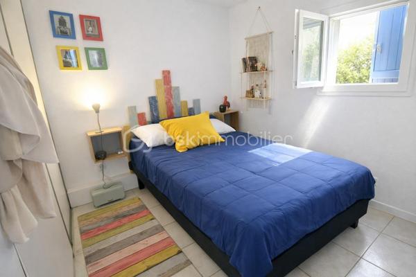 Votre conseillère Fabienne RIGAUD – BSK Immobilier vous présente ce charmant Mazet provençal 3 pièces d’environ 40 m², situé au sein d’un domaine fermé et sécurisé très recherché à Tourrettes.

Dans un environnement calme et verdoyant, découvrez cette jolie maison mitoyenne entièrement rénovée avec goût, offrant un cadre de vie paisible et fonctionnel.

Idéale pour une résidence principale, un pied-à-terre ou une résidence secondaire, cette maison vous séduira par son confort et son emplacement privilégié commerces à pieds. Vous n’aurez plus qu’à poser vos valises.

Description du bien :
Séjour lumineux avec accès direct sur terrasse et jardin
Cuisine ouverte sur le séjour
Une chambre avec rangement
Salle d’eau avec WC
Une Mezzanine de 14 m2 offrant un espace supplémentaire chambre ou bureau 

Extérieur et domaine :
Vous profiterez d’un jardin privatif sans vis-à-vis, avec un cabanon pour stockage.

Le domaine sécurisé avec portail électrique propose de nombreux équipements :
Piscine
Terrain de tennis
Table de ping-pong
Terrain de basket
Aire de jeux
Stationnement réservé 


Les atouts :
Rénové avec goût
Climatisation réversible
Double vitrage
Jardin privatif sans vis-à-vis
Domaine sécurisé avec nombreux équipements
Idéal premier achat ou résidence secondaire
Vous bénéficiez d'une connexion Internet haut débit grâce au Wi-Fi et à la fibre. 
Un bien clé en main dans un cadre privilégié.
Ce Mazet plein de charme offre une qualité de vie rare dans un domaine recherché de Tourrettes. Un véritable havre de paix où petits et grands pourront profiter pleinement des espaces extérieurs et des nombreuses activités proposées.

Une visite s’impose pour découvrir tout son potentiel.

Contactez Fabienne RIGAUD – BSK Immobilier au 06 60 81 38 06 ou par mail : f.rigaud@bskimmobilier.com