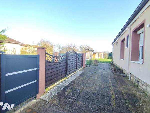 Maison individuelle avec garage, dépendances & jardin