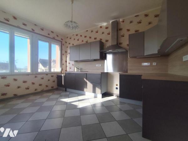 Maison individuelle avec garage, dépendances & jardin