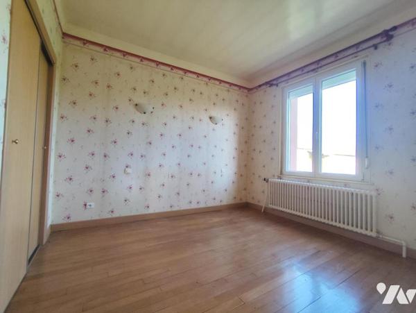 Maison individuelle avec garage, dépendances & jardin