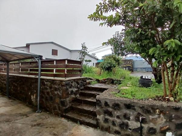 Maison entièrement rénovée de 90 m² sur 480 m² située au 14ème km du Tampon