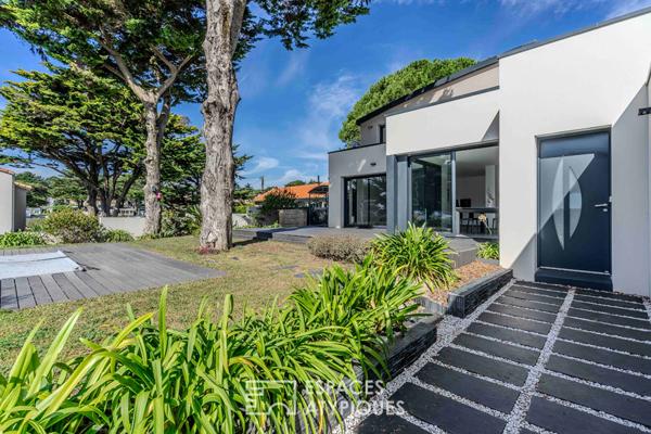 Villa contemporaine avec sa piscine et sa vue mer