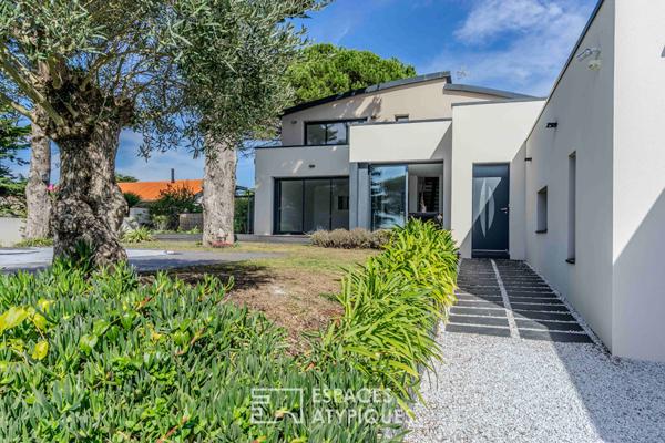 Villa contemporaine avec sa piscine et sa vue mer