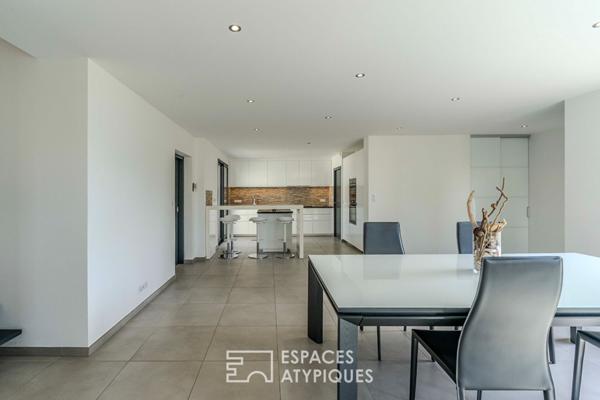 Villa contemporaine avec sa piscine et sa vue mer