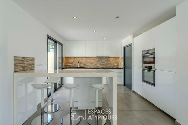 Villa contemporaine avec sa piscine et sa vue mer