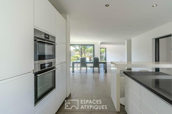 Villa contemporaine avec sa piscine et sa vue mer