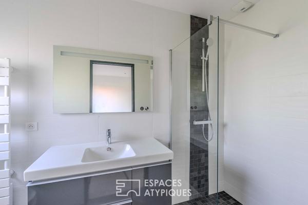 Villa contemporaine avec sa piscine et sa vue mer