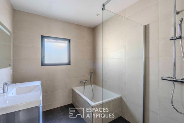 Villa contemporaine avec sa piscine et sa vue mer