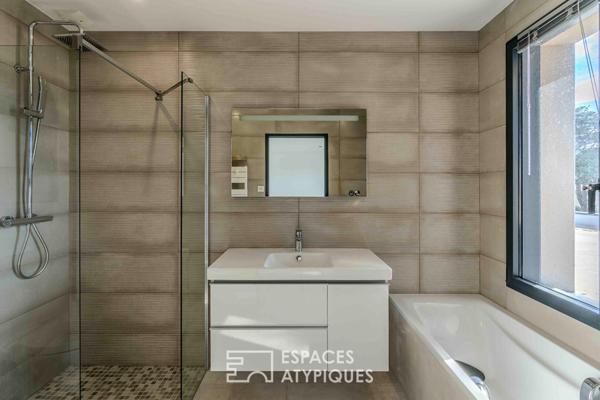 Villa contemporaine avec sa piscine et sa vue mer