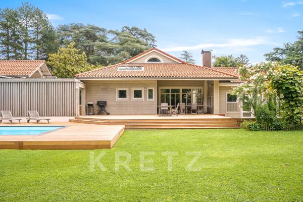 Maison d'Architecte en bois et nombreuses dépendances
