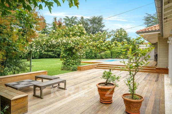 Maison d'Architecte en bois et nombreuses dépendances