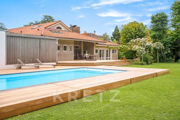 Maison d'Architecte en bois et nombreuses dépendances