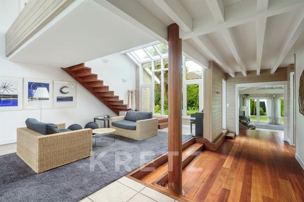 Maison d'Architecte en bois et nombreuses dépendances