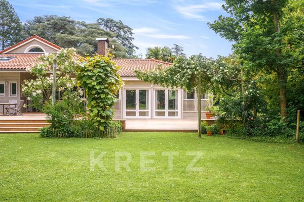 Maison d'Architecte en bois et nombreuses dépendances