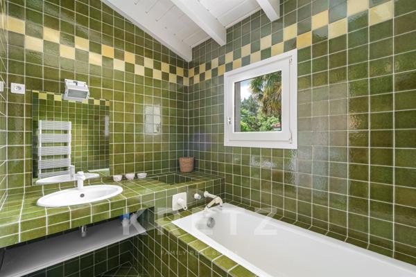 Maison d'Architecte en bois et nombreuses dépendances