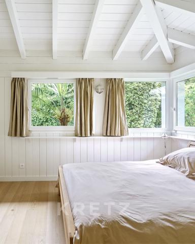 Maison d'Architecte en bois et nombreuses dépendances