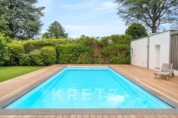 Maison d'Architecte en bois et nombreuses dépendances