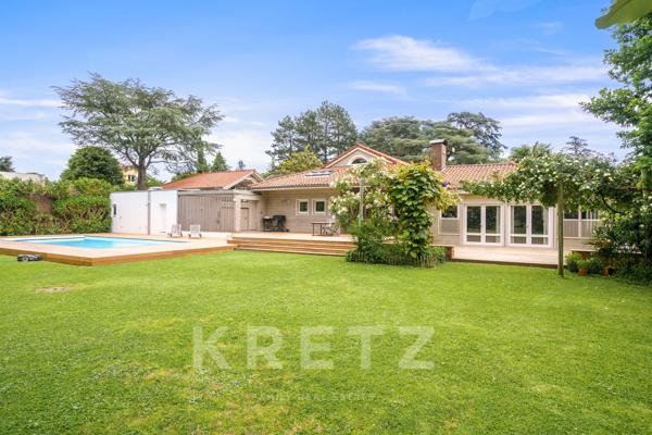 Maison d'Architecte en bois et nombreuses dépendances