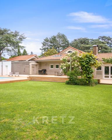 Maison d'Architecte en bois et nombreuses dépendances