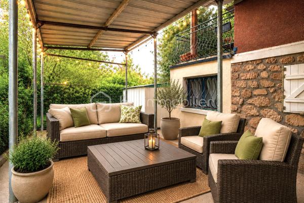 Maison familiale avec JARDIN et TERRASSES dans un quartier calme et résidentiel

Elle se compose comme suit :
- Rez-de-chaussée : salle à manger, séjour avec accès à une TERRASSE de 20 m², deux chambres (dont une en mezzanine), petite cuisine, cellier, salle d'eau avec toilettes, petit bureau ou autre (buanderie, dressing, etc)
ENTREE INDEPENDANTE - Idéal pour une profession libérale, ou pour accueillir votre famille ou amis.

- 1er étage : double séjour, cuisine (ouverture possible sur séjour) avec accès à la 2e TERRASSE de 14 m², toilettes.
- 2e étage : deux chambres dont une avec dressing, deux bureaux (ou 3e chambre), salle de bain avec toilettes.
- JARDIN : Possibilité de stationner 2-3 véhicules et cabanon

Alliez sérénité et vie de famille grâce à la proximité immédiate des établissements scolaires. Avec son espace indépendant au RDC, cette maison est parfaite pour accueillir famille et amis. 
Un beau projet de rénovation pour lui redonner tout son éclat !