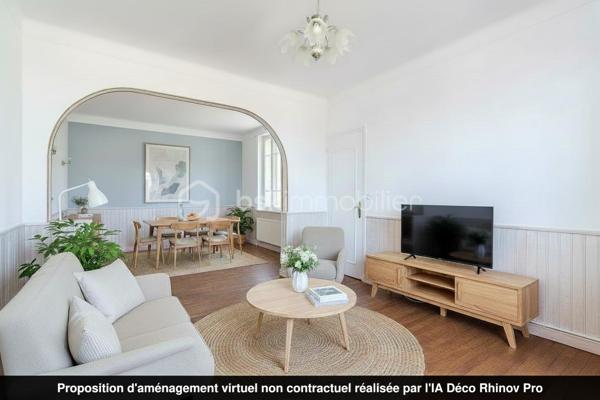 Maison familiale avec JARDIN et TERRASSES dans un quartier calme et résidentiel

Elle se compose comme suit :
- Rez-de-chaussée : salle à manger, séjour avec accès à une TERRASSE de 20 m², deux chambres (dont une en mezzanine), petite cuisine, cellier, salle d'eau avec toilettes, petit bureau ou autre (buanderie, dressing, etc)
ENTREE INDEPENDANTE - Idéal pour une profession libérale, ou pour accueillir votre famille ou amis.

- 1er étage : double séjour, cuisine (ouverture possible sur séjour) avec accès à la 2e TERRASSE de 14 m², toilettes.
- 2e étage : deux chambres dont une avec dressing, deux bureaux (ou 3e chambre), salle de bain avec toilettes.
- JARDIN : Possibilité de stationner 2-3 véhicules et cabanon

Alliez sérénité et vie de famille grâce à la proximité immédiate des établissements scolaires. Avec son espace indépendant au RDC, cette maison est parfaite pour accueillir famille et amis. 
Un beau projet de rénovation pour lui redonner tout son éclat !