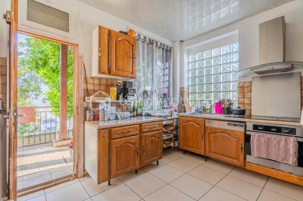 Maison familiale avec JARDIN et TERRASSES dans un quartier calme et résidentiel

Elle se compose comme suit :
- Rez-de-chaussée : salle à manger, séjour avec accès à une TERRASSE de 20 m², deux chambres (dont une en mezzanine), petite cuisine, cellier, salle d'eau avec toilettes, petit bureau ou autre (buanderie, dressing, etc)
ENTREE INDEPENDANTE - Idéal pour une profession libérale, ou pour accueillir votre famille ou amis.

- 1er étage : double séjour, cuisine (ouverture possible sur séjour) avec accès à la 2e TERRASSE de 14 m², toilettes.
- 2e étage : deux chambres dont une avec dressing, deux bureaux (ou 3e chambre), salle de bain avec toilettes.
- JARDIN : Possibilité de stationner 2-3 véhicules et cabanon

Alliez sérénité et vie de famille grâce à la proximité immédiate des établissements scolaires. Avec son espace indépendant au RDC, cette maison est parfaite pour accueillir famille et amis. 
Un beau projet de rénovation pour lui redonner tout son éclat !