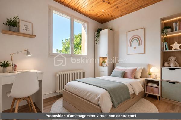 Maison familiale avec JARDIN et TERRASSES dans un quartier calme et résidentiel

Elle se compose comme suit :
- Rez-de-chaussée : salle à manger, séjour avec accès à une TERRASSE de 20 m², deux chambres (dont une en mezzanine), petite cuisine, cellier, salle d'eau avec toilettes, petit bureau ou autre (buanderie, dressing, etc)
ENTREE INDEPENDANTE - Idéal pour une profession libérale, ou pour accueillir votre famille ou amis.

- 1er étage : double séjour, cuisine (ouverture possible sur séjour) avec accès à la 2e TERRASSE de 14 m², toilettes.
- 2e étage : deux chambres dont une avec dressing, deux bureaux (ou 3e chambre), salle de bain avec toilettes.
- JARDIN : Possibilité de stationner 2-3 véhicules et cabanon

Alliez sérénité et vie de famille grâce à la proximité immédiate des établissements scolaires. Avec son espace indépendant au RDC, cette maison est parfaite pour accueillir famille et amis. 
Un beau projet de rénovation pour lui redonner tout son éclat !