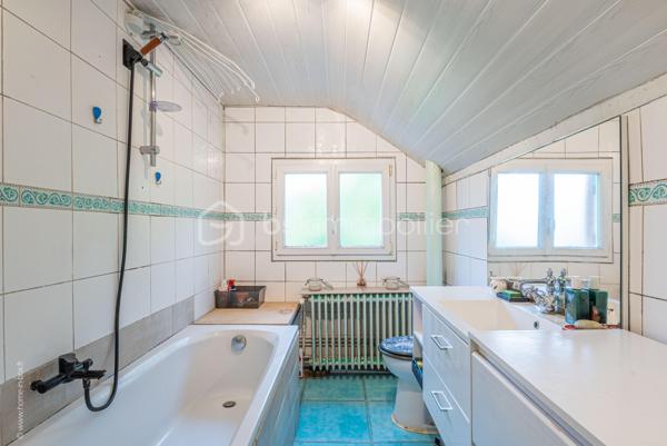 Maison familiale avec JARDIN et TERRASSES dans un quartier calme et résidentiel

Elle se compose comme suit :
- Rez-de-chaussée : salle à manger, séjour avec accès à une TERRASSE de 20 m², deux chambres (dont une en mezzanine), petite cuisine, cellier, salle d'eau avec toilettes, petit bureau ou autre (buanderie, dressing, etc)
ENTREE INDEPENDANTE - Idéal pour une profession libérale, ou pour accueillir votre famille ou amis.

- 1er étage : double séjour, cuisine (ouverture possible sur séjour) avec accès à la 2e TERRASSE de 14 m², toilettes.
- 2e étage : deux chambres dont une avec dressing, deux bureaux (ou 3e chambre), salle de bain avec toilettes.
- JARDIN : Possibilité de stationner 2-3 véhicules et cabanon

Alliez sérénité et vie de famille grâce à la proximité immédiate des établissements scolaires. Avec son espace indépendant au RDC, cette maison est parfaite pour accueillir famille et amis. 
Un beau projet de rénovation pour lui redonner tout son éclat !