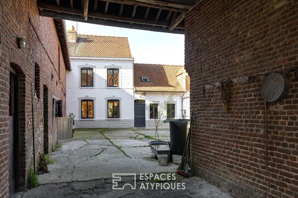 Ancienne ferme au carré au coeur des champs