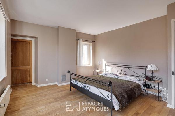 Ancienne ferme au carré au coeur des champs