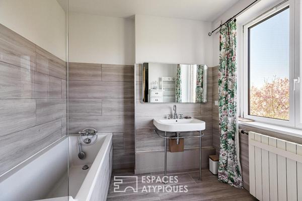 Ancienne ferme au carré au coeur des champs