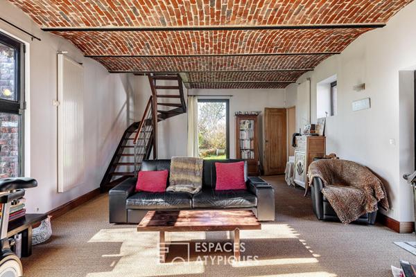 Ancienne ferme au carré au coeur des champs