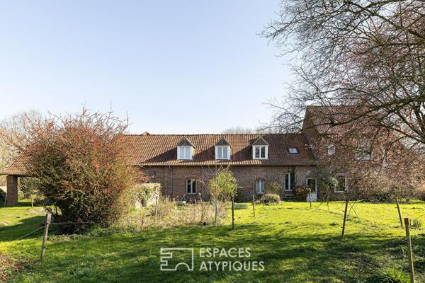 Ancienne ferme au carré au coeur des champs