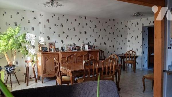 Maison restaurée comprenant :
- au rez-de-chaussée : cuisine aménagée et équipée ouverte sur s...