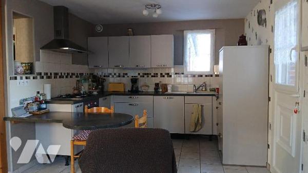 Maison restaurée comprenant :
- au rez-de-chaussée : cuisine aménagée et équipée ouverte sur s...