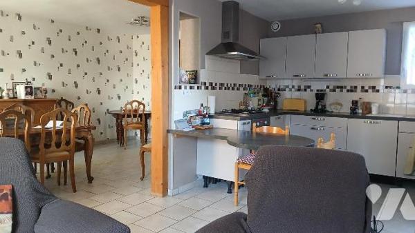 Maison restaurée comprenant :
- au rez-de-chaussée : cuisine aménagée et équipée ouverte sur s...