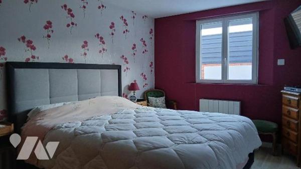 Maison restaurée comprenant :
- au rez-de-chaussée : cuisine aménagée et équipée ouverte sur s...